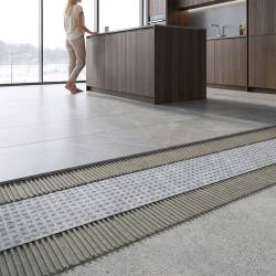 Pour assurer l’étanchéité et la désolidarisation au sol, en intérieur comme en extérieur.